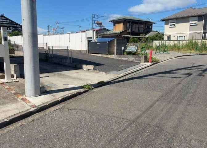 南側道路の場合は長い時間光を入れ込むことができるため、庭やリビングを道路側に持ってくることが多く土地価格も高い傾向にあります。一方北側道路だとリビングや庭が南側になりプライバシーを守ることができます。