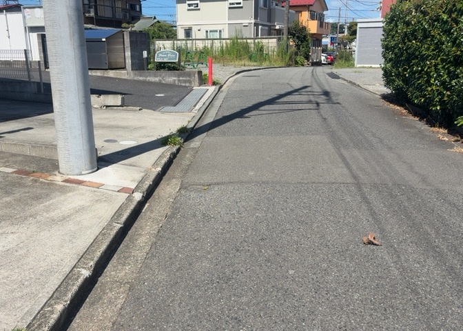 東側道路の場合は居室を南向きに設計しやすいため、朝日が入りやすいというメリットがあります。一方、西側道路も東側同様に居室を南向きに設計しやすいのですが、住宅地だと朝日が入りにくいという弱点があります。