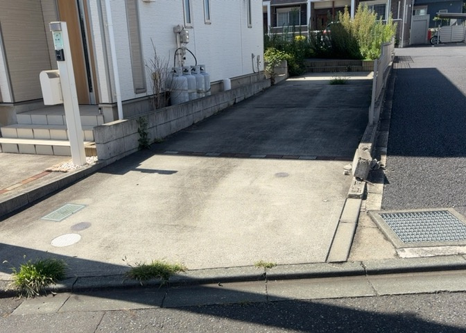 車一台あたりに必要なスペースは、標準サイズの普通自動車で横幅2m50cm、長さ5mは必要になります。ただし、乗降のことも考慮して横幅3m30cm、長さ5m50cmほどは確保できるところを選びましょう。