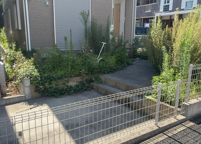 庭のある家に住むことのメリットとして、子どもたちの遊び場を確保できること、ガーデニングや家庭菜園を楽しめること、明るさを確保できることがあります。また、配置を工夫することでプライバシーが確保できます。