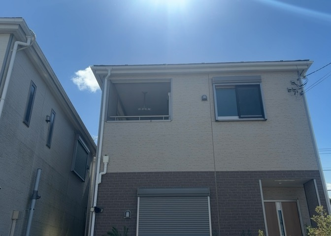 バルコニーは、建物内から室外へ楽に出入りできる便利なスペースです。また、バルコニーには手すりを付けることが義務付けられており、手すりの高さは110cm以上で施工することが建築基準法で定められています。