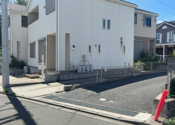 住宅用の土地では前面道路に2m以上接していなければならないと法律で定められています。しかし、お持ちの車のサイズやライフスタイルなどにより、2mでは利便が悪い場合もございますので、事前に確認しましょう。