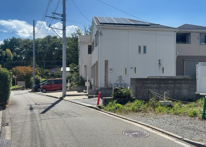 道幅が広い場所は日当たりや風通が良好です。幅が広いのですれ違いも可能ですし大きな車でも駐車可能！一方で、大型車が通ることも多くなるため交通量の増加により騒音に繋がります。また土地の値段が高くなります。