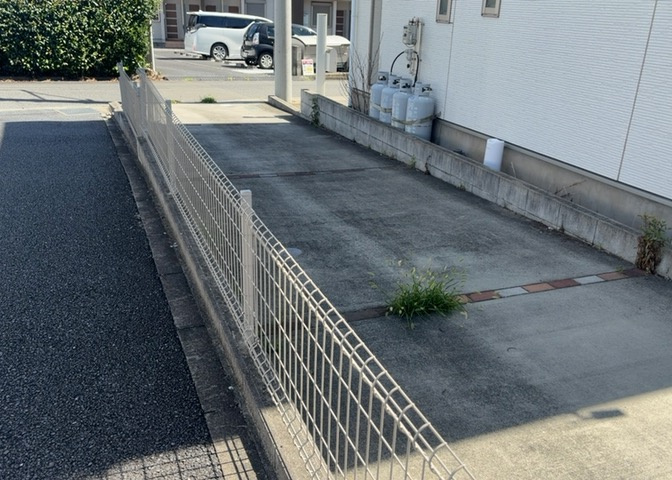 駐車場と明記されていても、最小スペースでつくられた駐車場だと大型車は駐車できなかったり、出入りしにくくなったりする可能性があります。お車のサイズと購入したい物件の駐車場のサイズを現地で確認しましょう。