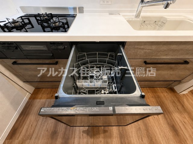 毎日の食器洗いを手軽にするビルトインタイプの食器洗い乾燥機。スライドオープン式で出し入れもスムーズです。