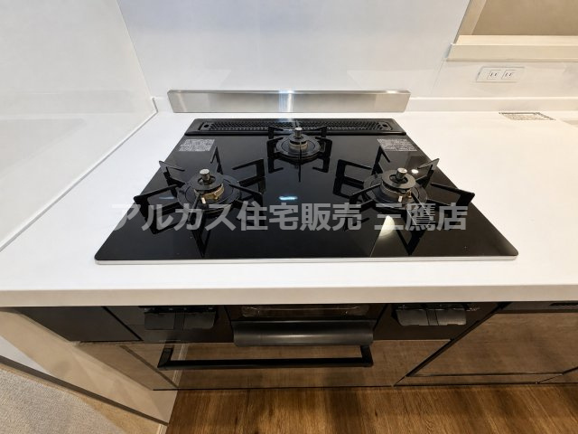 手入れがしやすいガラストップの3口コンロ。グリルも備わり、複数の料理を効率よく調理できます。
