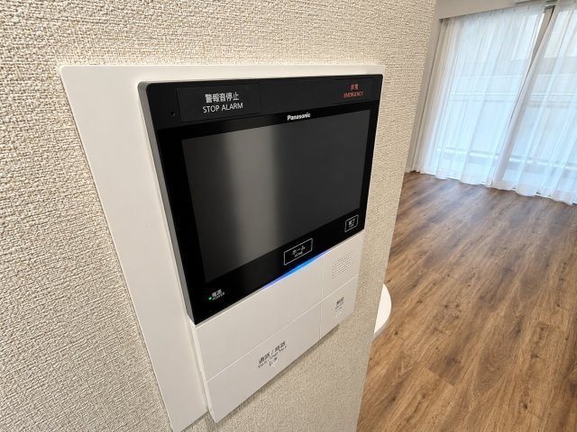 壁面に設置されたパナソニック製のTVモニター付きインターホン。防犯面や訪問者の確認も安心です。
