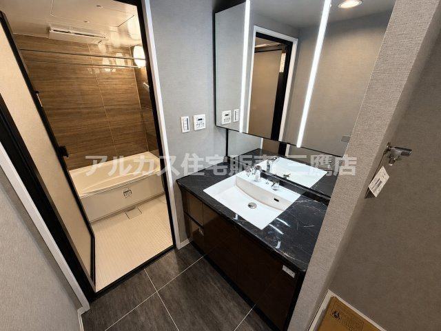 高級感漂う天板とLED照明付きの三面鏡を備えた独立洗面台。ホテルライクなデザインで毎日の身支度を快適に行えます。