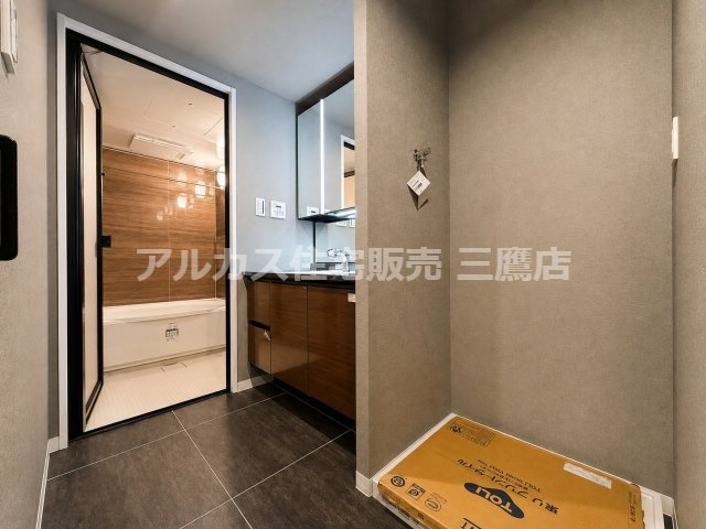 洗面室全体の全景。脱衣スペースの隣には洗濯機置き場が確保され、浴室へのスムーズな動線が確保されています。