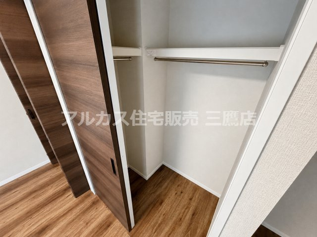 ハンガーパイプと上部棚を備えたクローゼット内部。丈の長い衣類もすっきりと収納できる奥行きが確保されています。