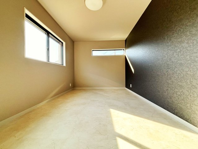 【洋室・南西　7.5帖】シックなクロスで落ち着いた空間です?二面採光もまた◎◎
