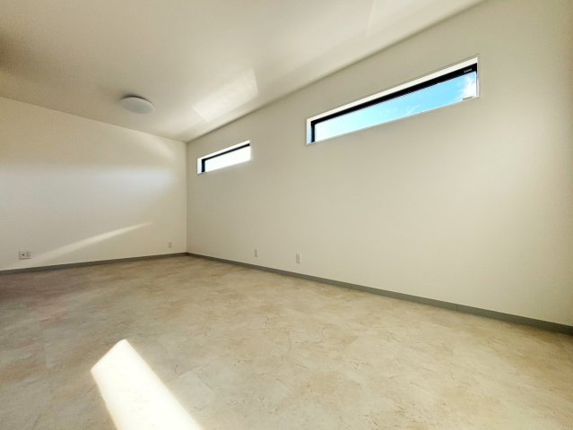 【西側キッズルーム4.5帖×2部屋】4.5帖の子供部屋2間を現在は間仕切りせずに広い空間となっています☆彡家族構成やお子様の成長に合わせて調整可能◎