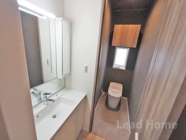 使い勝手の良い清潔感あふれるトイレです！小窓付きで換気もスムーズに行えます♪