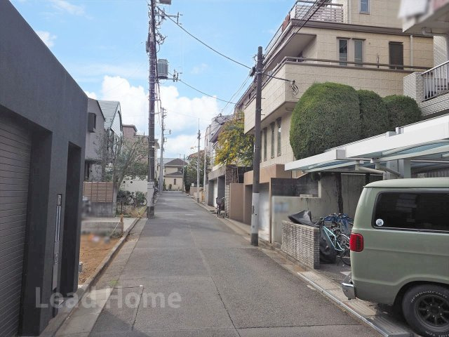 車通りが少なく落ち着きのある前面道路です！見通しも良好でお子様とのお散歩も安心感がありますね♪