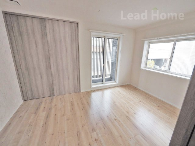 バルコニーに面した明るい洋室です！2面採光で風通しも良くお子様のお部屋にもぴったりですね♪