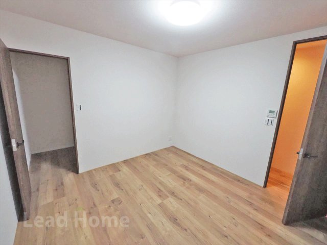 家具のレイアウトがしやすいすっきりとした形状の洋室！寝室やテレワーク部屋としても重宝します！