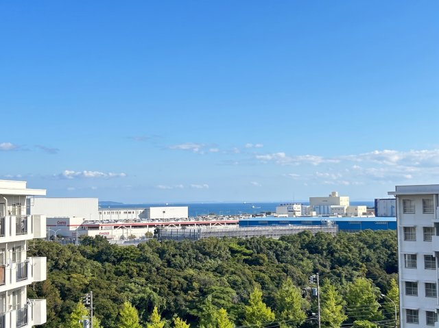 バルコニーからは少しですが、海を望むことも出来ます。※本写真はAIにより一部加工をしております。