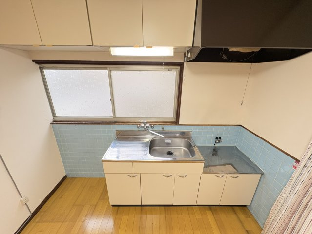 コンパクトながら機能的なキッチンです。窓から自然光が入り手元が明るく、換気もしやすい環境です。収納スペースも備えており、調理器具や食器類を整理整頓しながら快適に利用できるキッチンスペースです。