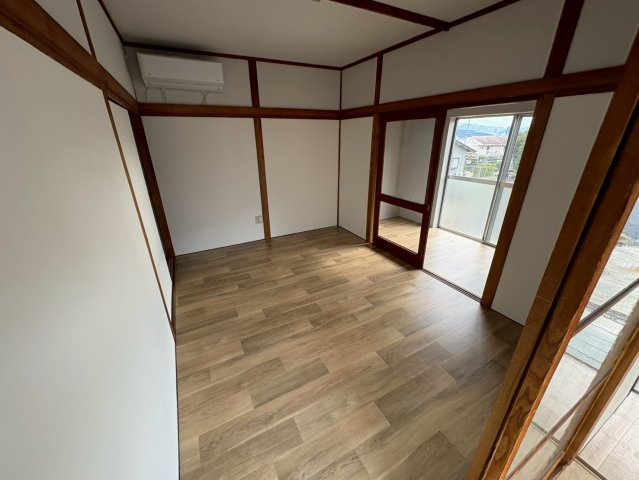 エアコンが設置されており快適な室内環境を整えやすい空間です。隣接する広縁から自然光が入り、明るさと開放感を感じられます。寝室やリビングスペースなど、ライフスタイルに合わせて柔軟に利用できます。