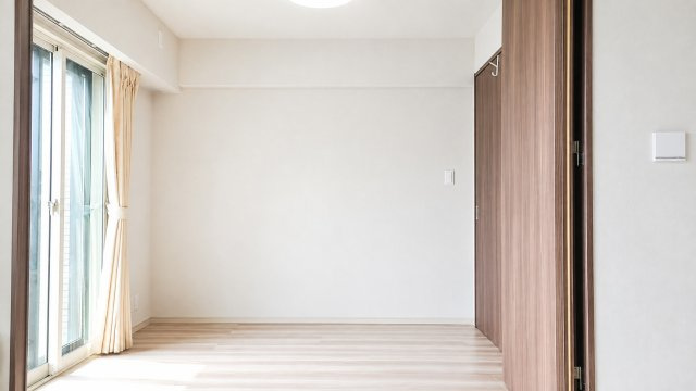 バルコニーに面した明るい洋室。寝室や子ども部屋、テレワークスペースなどライフスタイルに合わせて多目的に活用できます。