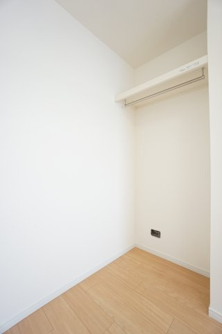 落ち着いた色調の洋室です。共用部分も綺麗にメンテナンスされている人気のマンション販売中！
