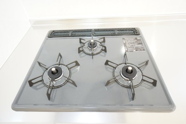 3口ガスコンロなので、同時に2つ、3つの料理が可能です！ホーロートップを採用しているため、お手入れも楽々です♪