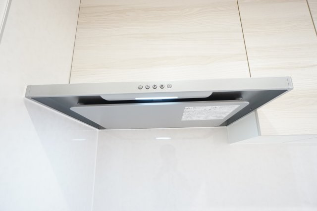 フラット型のレンジフード！両サイドのつまみを押すと、パネルが外せる簡単な仕様なので、お手入れも楽々です♪