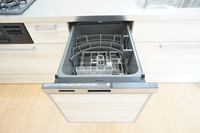 水洗いした食器を入れて、専用の洗剤を投入すれば、ボタン一つで洗浄～乾燥まで自動で行います！家事の手間も短縮できる強い味方です！少量の場合、乾燥機能のみを使用することで洗い終わった後の食器の置場も不要！