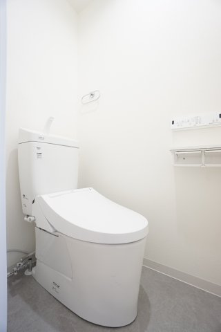 【新品】トイレ本体、温水洗浄便座交換済み♪壁付けリモコンを採用！
