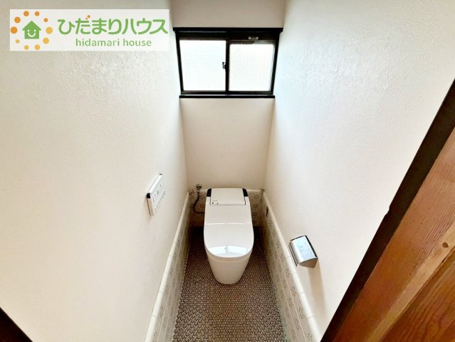 小窓が付いているので、トイレも明るい空間になっております♪
