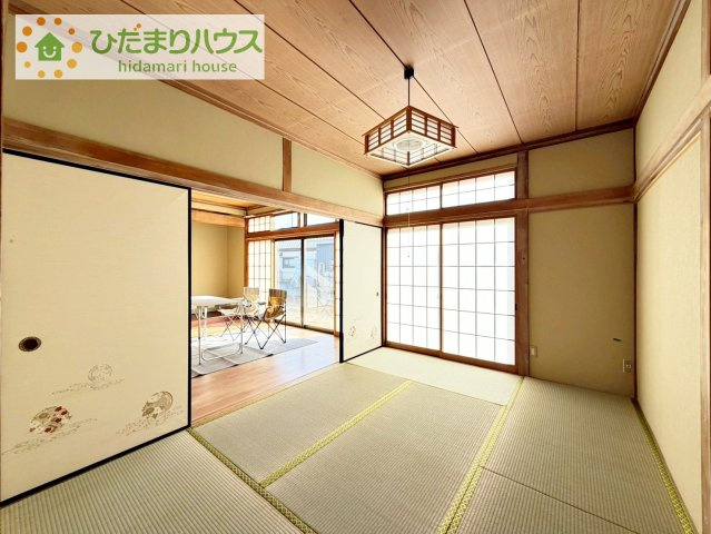 リビング横には、お子様の遊び場にもなる和室が隣接。小さなお子さまにはフローリングよりもやわらかい畳の方が安心です♪