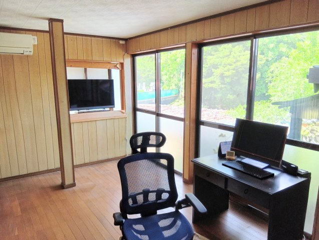 大きな窓の明るいお部屋で仕事もはかどります！