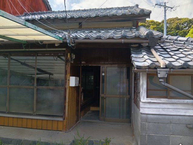 昔ながらの瓦屋根に玄関は引き戸で、昭和を感じる建物です！