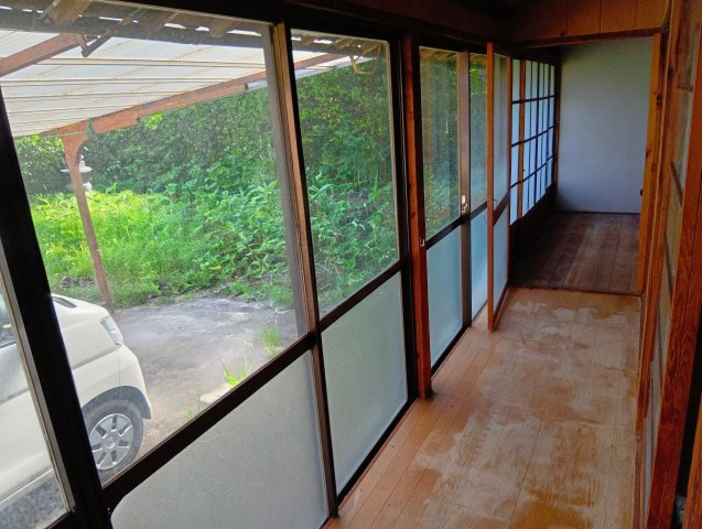 明るい光がさす縁側です！