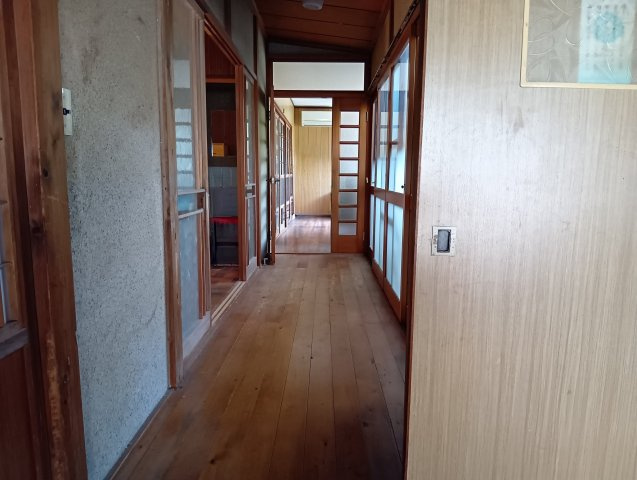 長い廊下には窓が多く、明るいです！