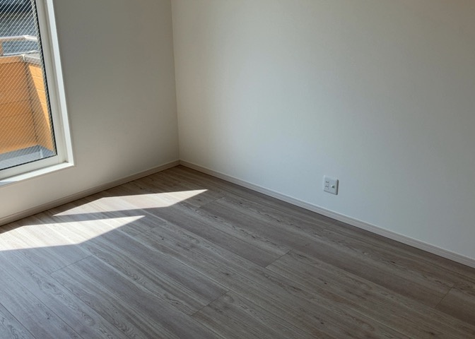 寝室でゆっくりと過ごすためにはベッド周りの適度な空間を担保することや窓の位置、照明の明るさ、寝室の広さなどを考える必要があります。自身や家族の構成とライフスタイルに併せて寝室にする部屋を選びましょう！