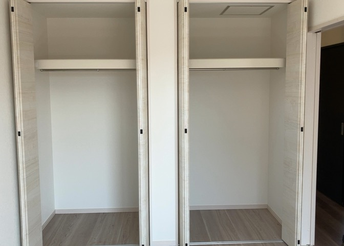 デザイン性を重視しすぎて収納が少なかった！なんてことにならないため、事前に現地で収納の数を確認しておくことをお勧めします。クローゼット以外にも床下収納や屋根裏収納、パントリーなどもチェックしましょう。