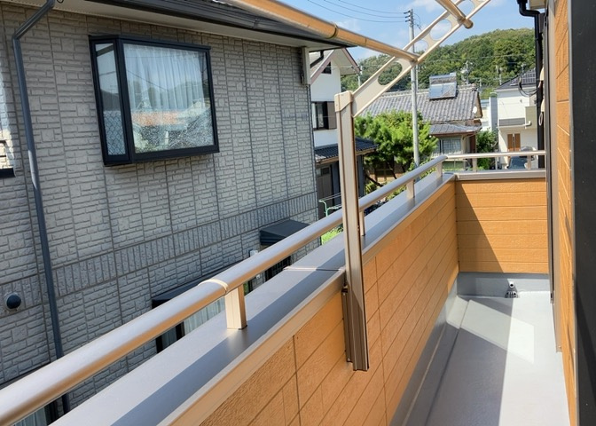 バルコニーは、室外の専用スペースのうち、「屋根がなく開放された空間」であるものを指します。ベランダより広いタイプのものが多く、日当たりもよいため家庭菜園などを楽しみたい人にとって適した環境となります。