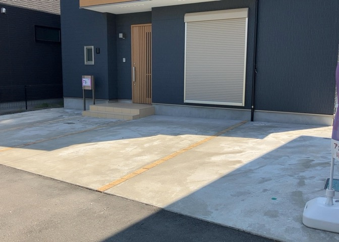 駐車場と明記されていても、最小スペースでつくられた駐車場だと大型車は駐車できなかったり、出入りしにくくなったりする可能性があります。お車のサイズと購入したい物件の駐車場のサイズを現地で確認しましょう。