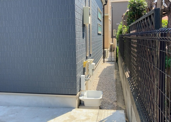 庭があることでガーデニングや家庭菜園はもちろん、こどもの遊び場やペットを放して遊ぶことができます。また、家の周囲に余裕があるということです。隣地との間があれば、十分な日当たりと、風通しが確保できます。