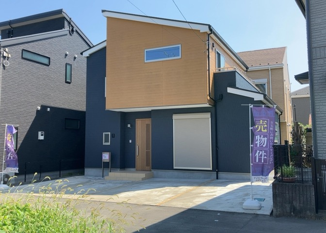 住宅用の土地では前面道路に2m以上接していなければならないと法律で定められています。しかし、お持ちの車のサイズやライフスタイルなどにより、2mでは利便が悪い場合もございますので、事前に確認しましょう。