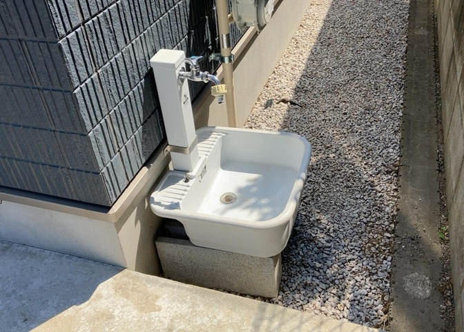 敷地内に散水栓や立水栓があると便利です。水道水を直接利用できるため、水を運ぶ手間を省くことが出来ます。大量の水を必要とする洗車作業や清掃などに役立ちます。その他設備とあわせて、現地でご確認ください。