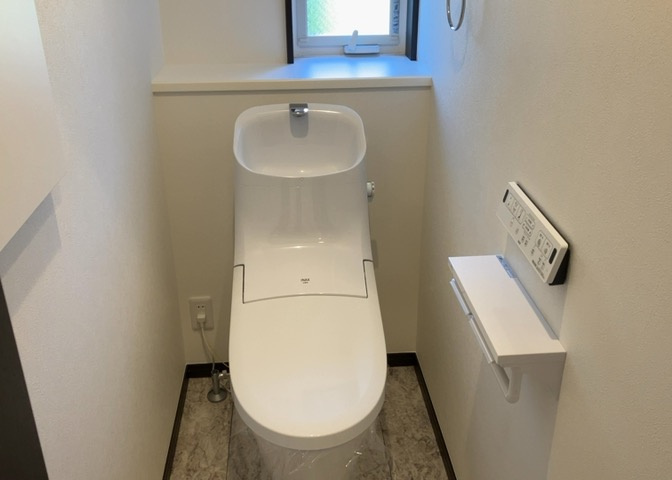 トイレは大きさや形、機能、抗菌性などが異なる多種多彩なタイプが各メーカーから出ています。それぞれに良さがあるため、事前にどういったタイプのトイレがいいのかをご家庭内で決めて、内見に行くといいでしょう。