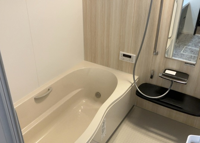 入浴時の快適さも大事なことですが、綺麗な状態を維持できなければ気持ちよく入浴できません。毎日の掃除が楽という点は大事なポイントになります！カビが生えにくく掃除がしやすい、壁や浴槽を選ぶといいでしょう。