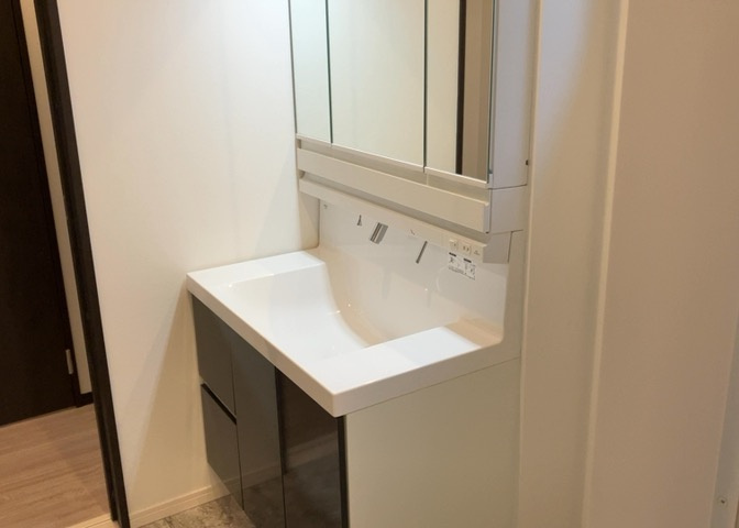 洗面化粧台では顔を洗ったり、身だしなみを整えることが本来の使い方ですが、用途によっては洗面化粧台に求められる機能が違ってくるため、ご自身や家族のライフスタイルに合ったものを選ぶことをおすすめ致します。