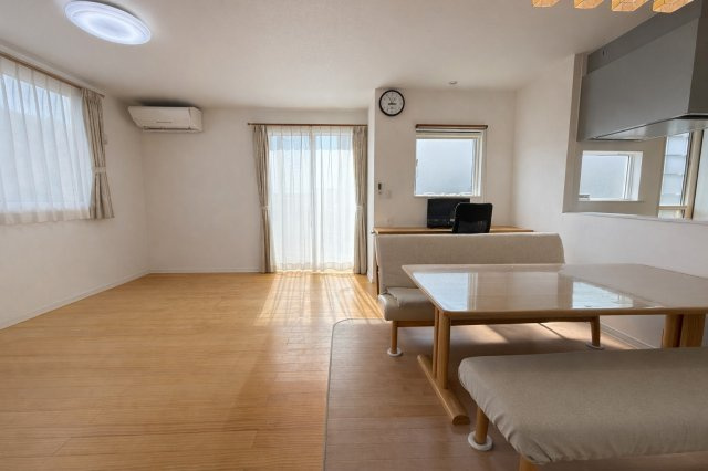 約19帖超の広々としたリビングは南側の掃き出し窓からたっぷりの光が差し込む明るい空間。ダイニングスペースとの一体感があり家族団らんをゆったり楽しめます。ナチュラルな床材が温かみを演出し具との相性も良好