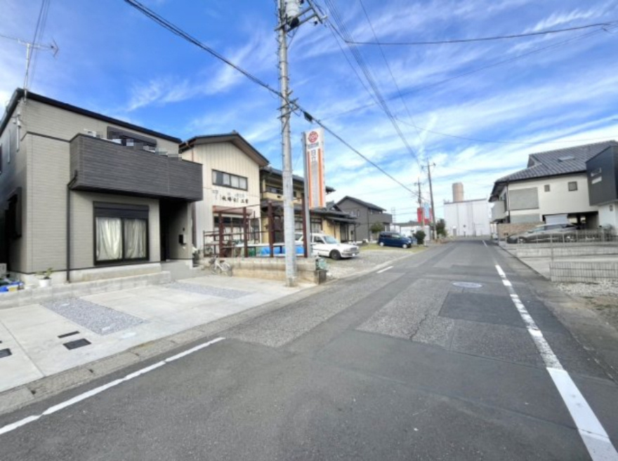 ■外観｜前面道路が広く見渡しが良いため、車の出入りやすれ違いもスムーズで日々の運転も安心して行えます♪