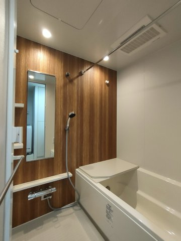 【浴室】　1日の疲れを取り心身を癒すことができる住まいの中のリラクゼーション空間。心からゆったりと寛いでいただけるよう、ゆとりのスペースを確保しております♪