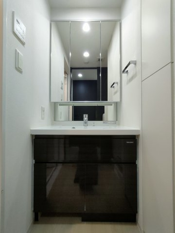 【独立洗面台】　収納力と機能性に優れたお手入れラクラク三面鏡洗面化粧台です。朝の身支度もこれで快適です！