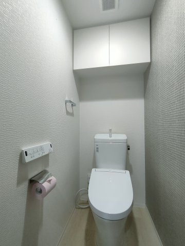 【トイレ】　清潔感のある空間に、使いやすく調整可能な洗浄機能を標準装備。